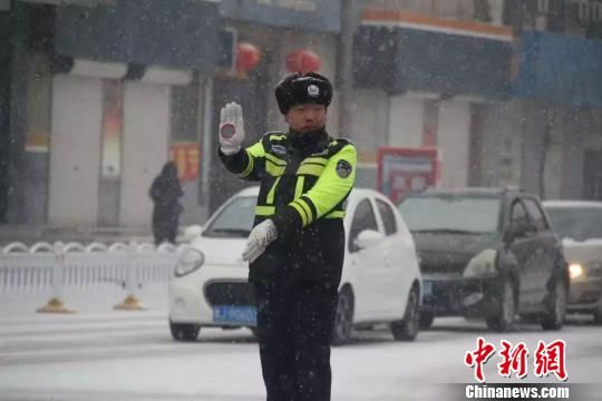 图为在雪中执勤的河北交警。警方供图