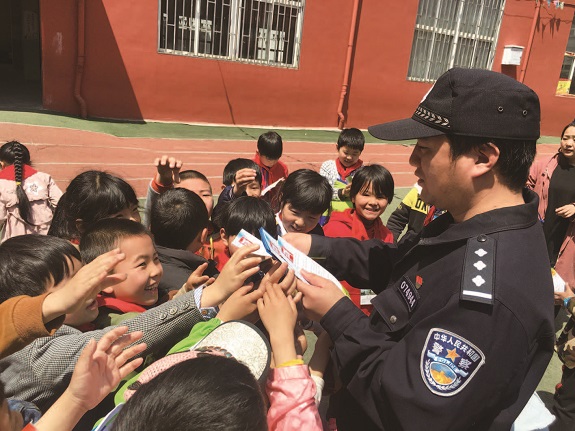 安全防范知识宣传进民工子弟学校