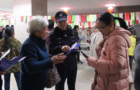 社区灯谜会 民警送平安