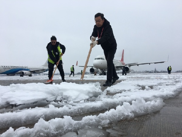 他们奋战在除雪第一线！有他们在，出行多一份