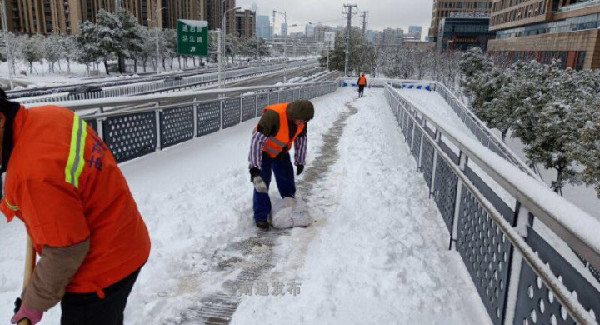 他们奋战在除雪第一线！有他们在，出行多一份