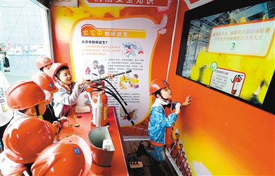 百余少儿走进工地 模拟体验安全教育