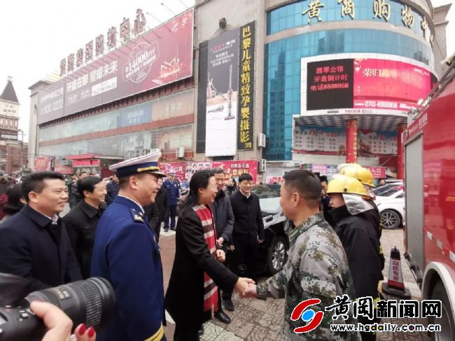 邱丽新节前到黄商检查市场供应与安全生产工作