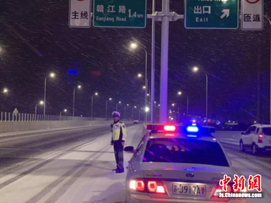 民警雪中在高架上巡逻