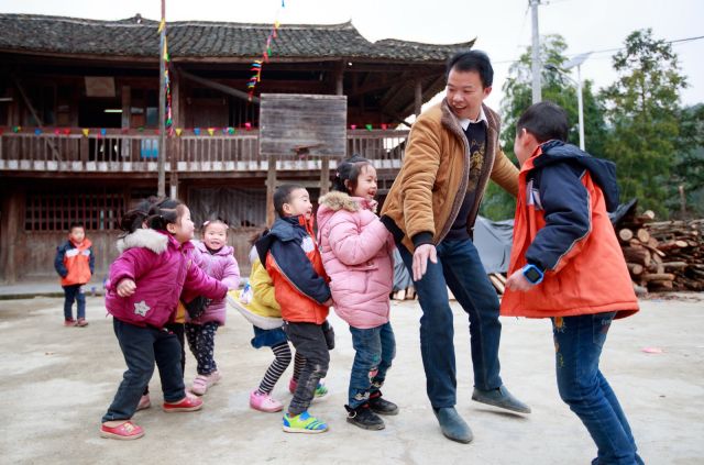 开学啦！这所小学所有科目的老师和厨师是同一