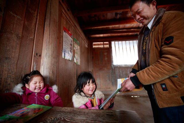 开学啦！这所小学所有科目的老师和厨师是同一