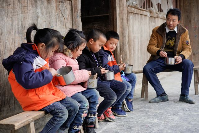 开学啦！这所小学所有科目的老师和厨师是同一