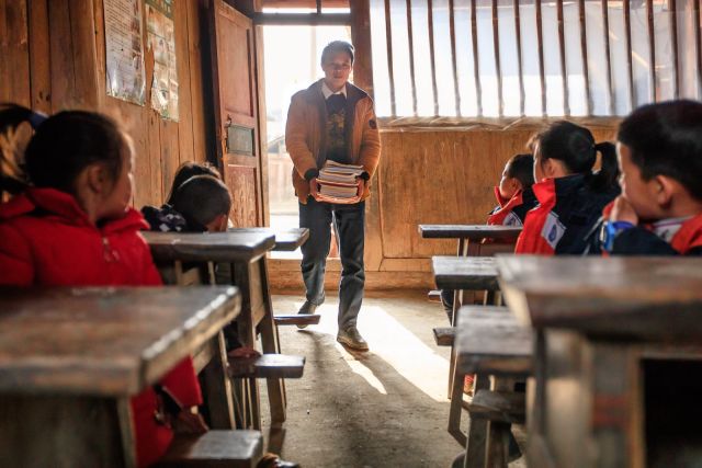 开学啦！这所小学所有科目的老师和厨师是同一