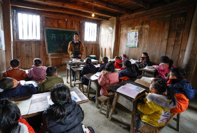 开学啦！这所小学所有科目的老师和厨师是同一