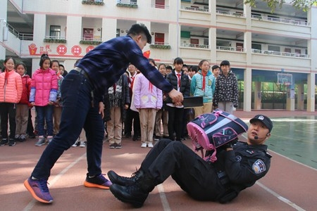 郑州特警走进纬一路小学开展“安全逃生”安全知识讲座