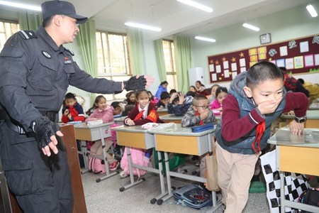 郑州特警走进纬一路小学开展“安全逃生”安全知识讲座