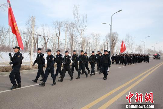 新疆兵团公安“冬训”徒步拉练锤炼作战能力