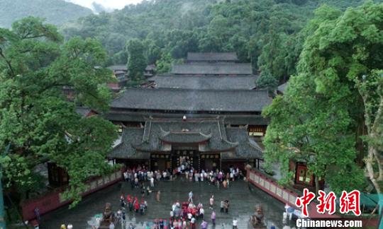 雨中的报国寺。（资料图）　刘忠俊　摄