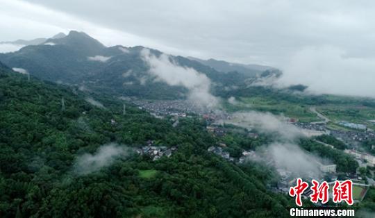 雨中的峨眉山黄湾小镇。（资料图）　刘忠俊　摄