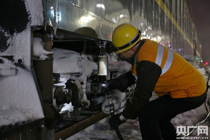 【新春走基层】河南：雪夜里的火车职工