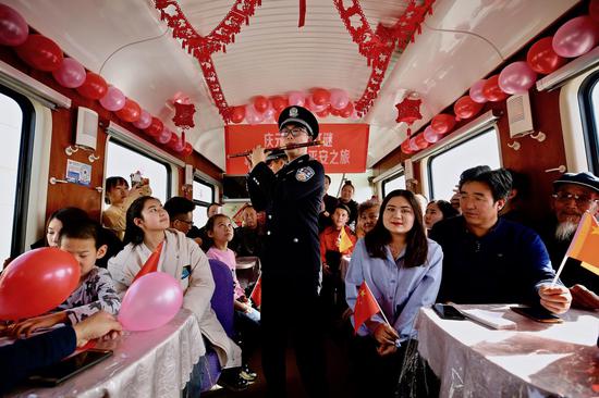 庆元宵猜灯谜新疆铁警护航民族团结平安之旅