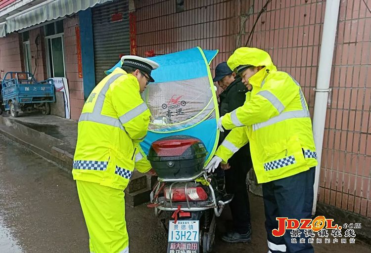 [社会]交警雨中执勤加强撑伞族安全教育