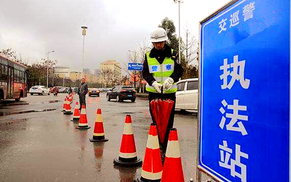 开州区交巡警支队严格管控道路安全预防冬季事