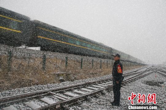 西藏拉萨铁警启动雪天应急预案 确保旅客出行安全