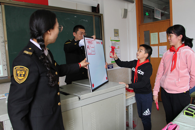 青岛交运温馨巴士的“安全宣讲团”来到宜阳路小学讲解交通安全知识