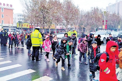 小学生给交警递暖心字条