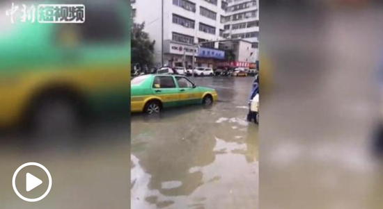 广东多地现暴雨冰雹等极端天气 茂名有车辆被水冲走