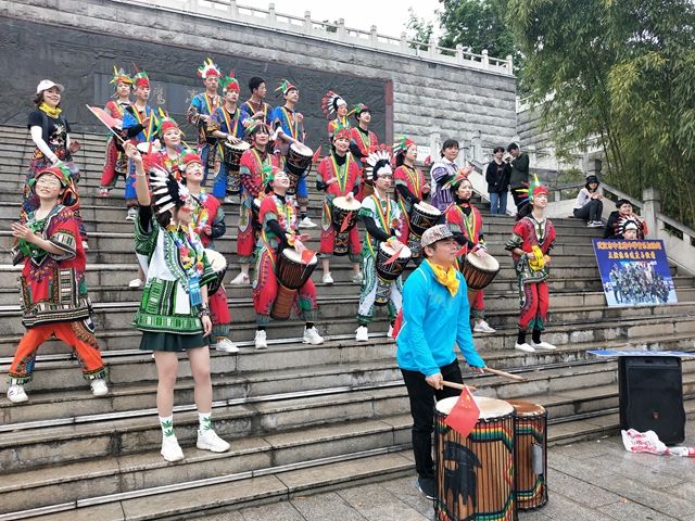 武汉中小学生走进音乐加油站 ，为汉马加油