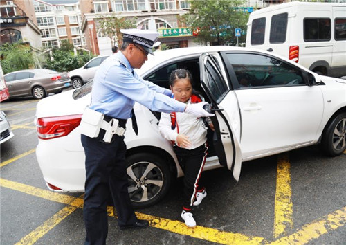 交警进校园 为学生送上一份“安全险”