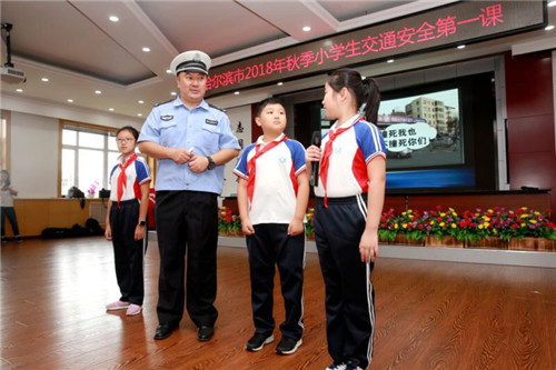 交警进校园 为学生送上一份“安全险”