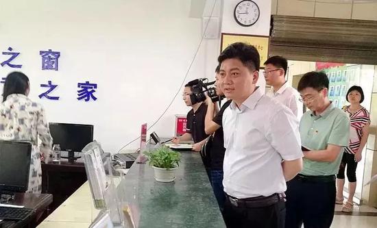 副市长暗访便民中心 有工作人员戴耳机听歌被辞