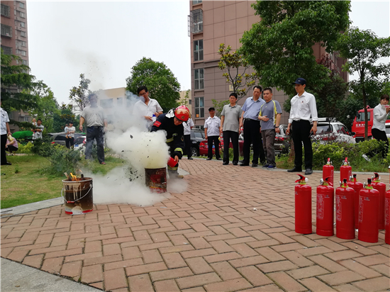 锦绣社区开展小区消防安全知识培训和应急演练活动