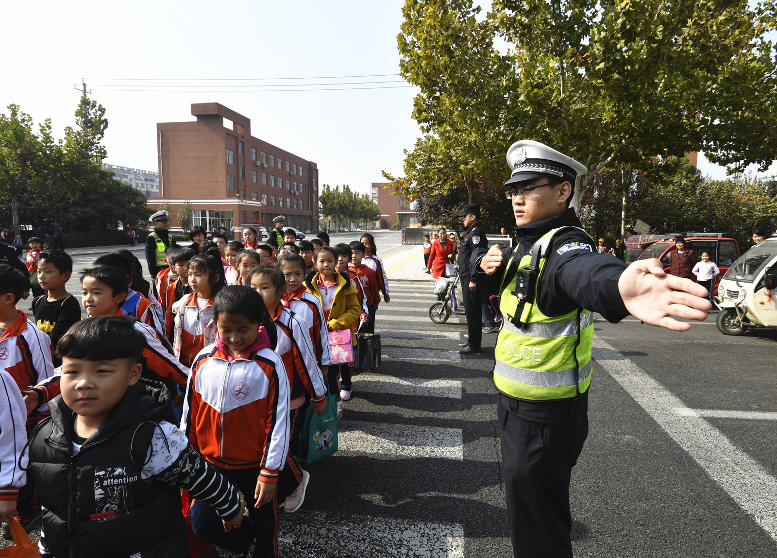 “护学岗”保障小学生交通安全