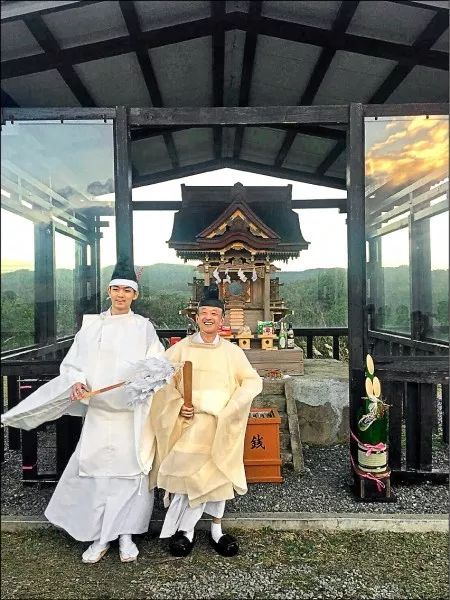 台男子主持台版“靖国神社”祭典 绿媒竟称：帅