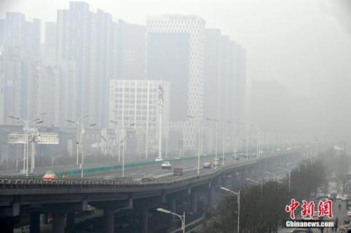 资料图：河北石家庄雾霾天气。中新社记者 翟羽佳 摄