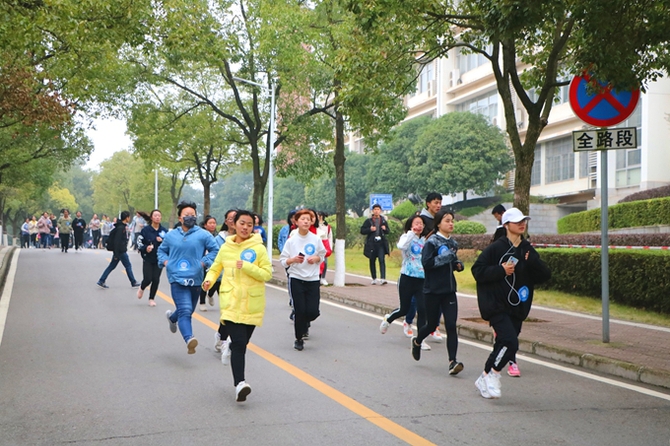 湘大学生环校健身长跑纪念毛泽东同志诞辰125周年 (2)