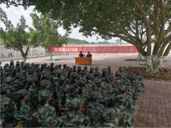 扶绥县渠旧镇人武部在渠旧中学开展中学生国防教育知识讲座