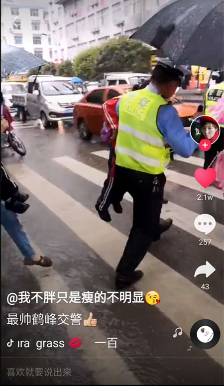 抱小学生蹚水过马路“网红交警”刷爆朋友圈