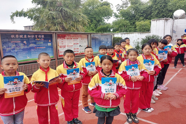 贵阳消防为中小学校发放《中小学生消防安全知