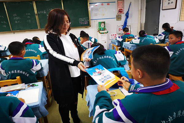 贵阳消防为中小学校发放《中小学生消防安全知