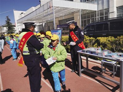 拉薩交警進校園開展安全教育宣傳活動