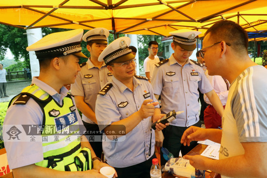 喝酒不开车 “安全生产月”交警街头向群众讲安全