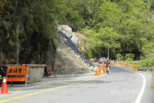 花莲地区18日地震后，太鲁阁零星落石频传，20日又有游客被落石击伤。(图：台湾“中央社”/记者李先凤 摄)