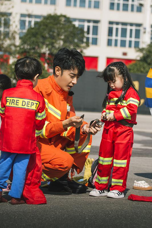 张丹峰《爱上幼儿园》教安全知识 火场逃生被“忽略”